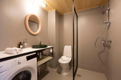 约恩苏Lietsu Boutique Aparthotel - Huoneistohotelli Lietsu的一间带洗衣机和卫生间的浴室