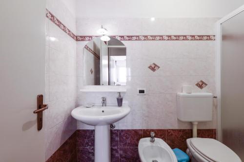 PrimoPiano - San Dionigi的一间浴室