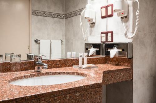 蒙得维的亚蒙得维迪亚戴斯酒店的一间带水槽和大镜子的浴室