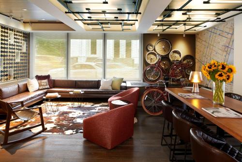 波特兰波特兰葡萄酒金普顿酒店的客厅配有沙发和桌子
