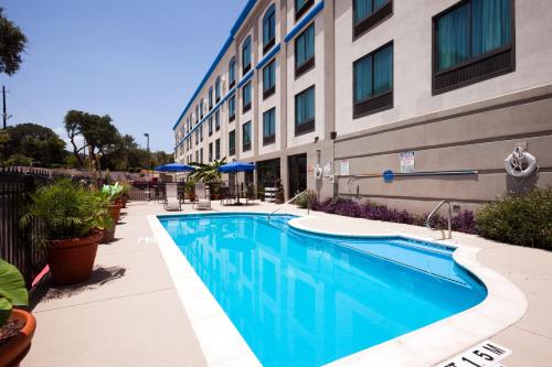 Holiday Inn Express & Suites Austin North Central, an IHG Hotel内部或周边的泳池