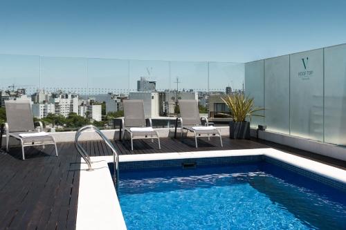 蒙得维的亚Vivaldi Hotel Loft Punta Carretas的建筑物屋顶上的游泳池