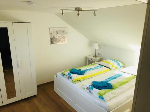腓特烈港Ferienhaus Jehle Friedrichshafen的一间卧室配有带毛巾的床