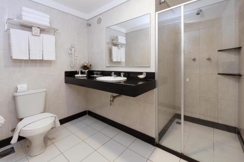 萨尔瓦多巴海索尔酒店的浴室配有卫生间、盥洗盆和淋浴。