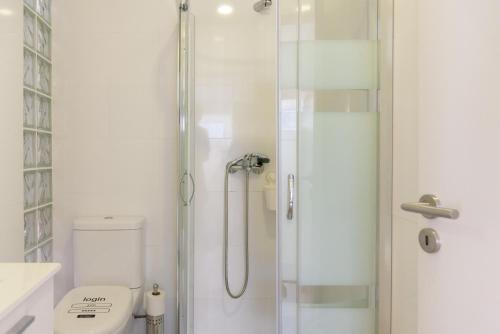 加亚新城Private House Only For You 145 - 8min historicCenter的带淋浴和卫生间的白色浴室