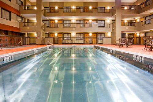 德卢斯德卢斯市中心假日套房酒店的大型建筑中的大型游泳池
