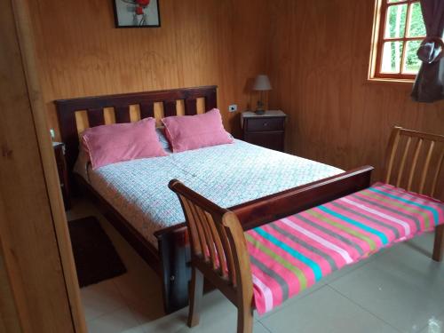 平托罗沙度假屋的一间卧室配有一张床和长凳