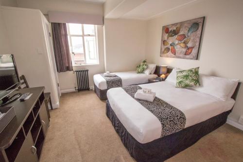 惠灵顿滑铁卢 & 背包客旅舍的酒店客房设有两张床和电视。