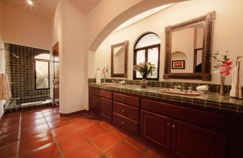 托多斯桑托斯洛斯桑托斯托多斯庄园酒店的一间带两个水槽和两个镜子的大浴室
