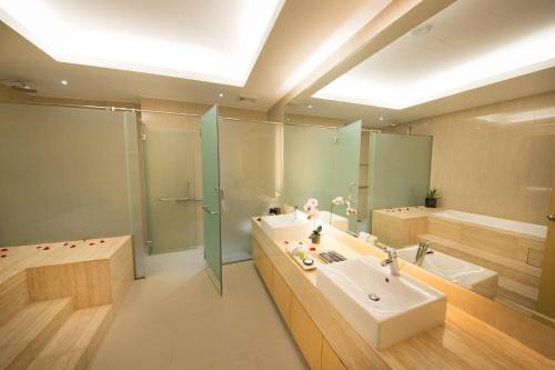 北根彭亨州北根安卡萨皇家酒店及度假村的浴室配有水槽、淋浴和浴缸。
