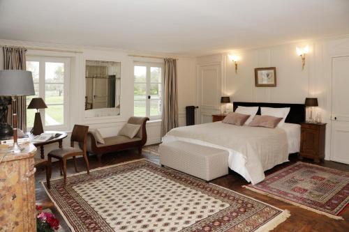 Le Plessis-LuzarchesDomaine du Plessis的卧室配有白色的床和桌椅