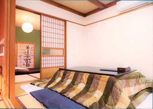富士河口湖Yoshimura Tenjoan的卧室配有一张床