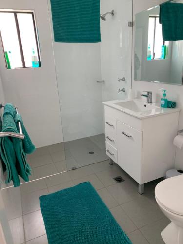 蚬壳港蚬壳港慵懒时光别墅的带淋浴、盥洗盆和卫生间的浴室