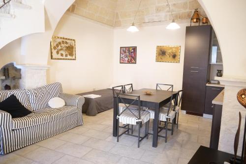 圣埃拉莫因科莱Suite Home La Chianca的客厅配有桌子和沙发