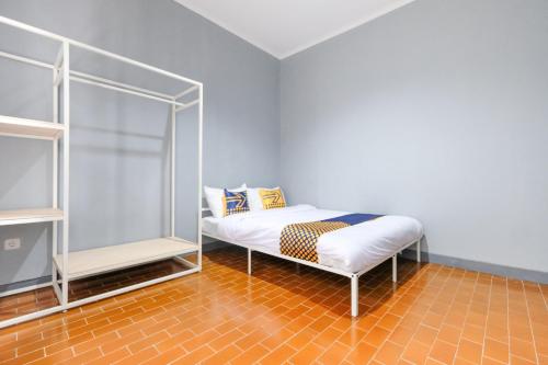 三宝垄SPOT ON 2281 Omajo的小房间设有一张带镜子的床