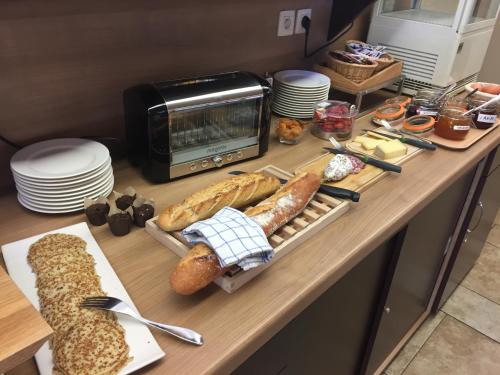 蒙布里松弗艾明星酒店的面包和糕点柜台以及微波炉