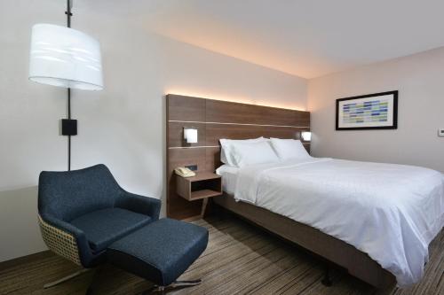 拉雷达勒姆机场快捷假日酒店客房内的一张或多张床位