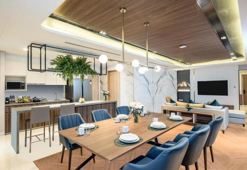 曼谷Amanta Hotel & Residence Sathorn的用餐室以及带桌椅的厨房。