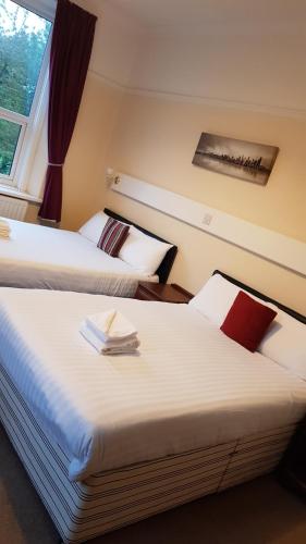 杜伦克罗克斯代尔旅馆的两张睡床彼此相邻,位于一个房间里