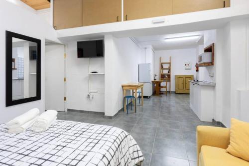 拉拉古纳Estudio La Hornera的白色的客房设有床、厨房和厨房。