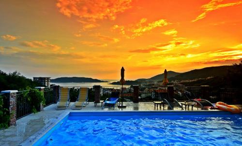 布德瓦Apartments Villa Čučuk的一座享有日落美景的游泳池