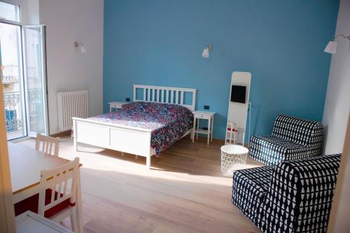 特拉尼La Casa dei Nonni的卧室配有1张床、1张桌子和1把椅子
