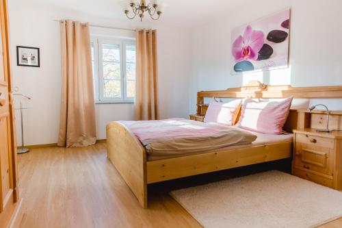 阿特湖畔施泰因巴赫Wohnung am See的一间卧室配有一张床、一个梳妆台和一扇窗户。