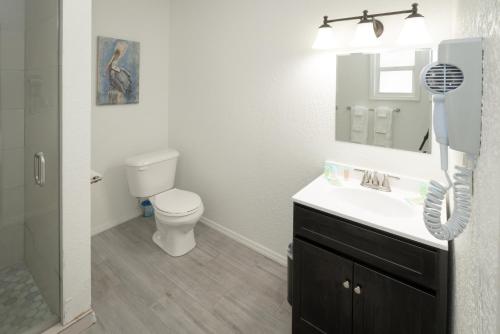 基拉戈Sun Outdoors Key Largo的白色的浴室设有卫生间和水槽。