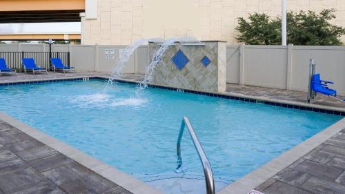 坦帕Holiday Inn Express & Suites - Tampa East - Ybor City, an IHG Hotel的一个带喷泉的游泳池