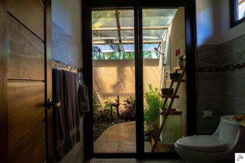 萨玛拉Hotel Casa Buenavista - Adults only的浴室位于门旁,设有卫生间。