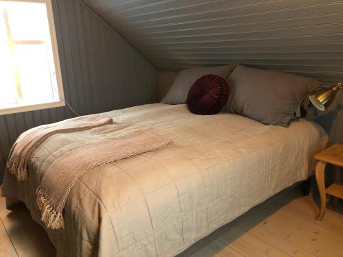BolungarvíkThe Little House的一张床上的枕头,放在一个房间里