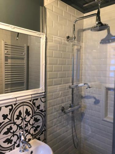 BolungarvíkThe Little House的浴室配有盥洗盆和带镜子的淋浴