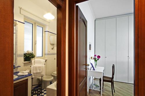 罗马B&B SPLENDIDAE MUNDI的一间带水槽、卫生间和桌子的浴室