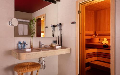圣彼得堡多米纳圣彼得堡酒店的一间带水槽和镜子的浴室