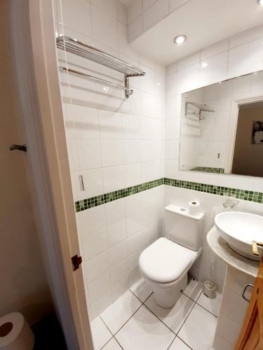 切姆Chelmsford Centre House的白色的浴室设有卫生间和水槽。