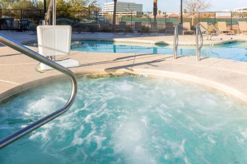 拉斯维加斯亨德森智选假日酒店的游泳池中间的热水浴池
