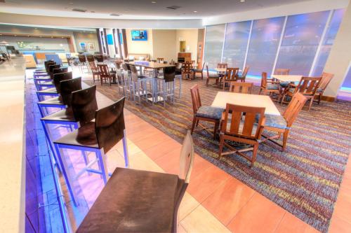 坦帕坦帕西岸机场区假日酒店的餐厅内带桌椅的用餐室