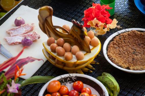 努基La Kuka Hotel - Nuquí的桌上放着一碗鸡蛋和其他食物