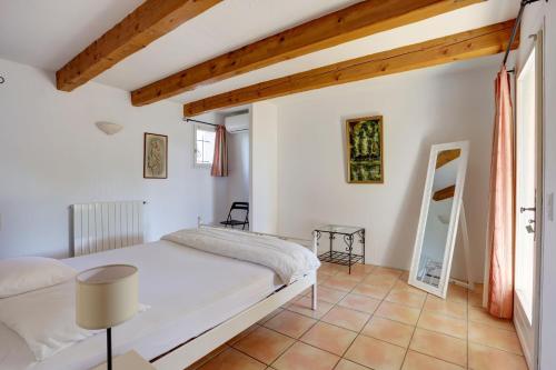 villa de charme, 8 pers, climatisée, piscine chauffée, calme garanti客房内的一张或多张床位