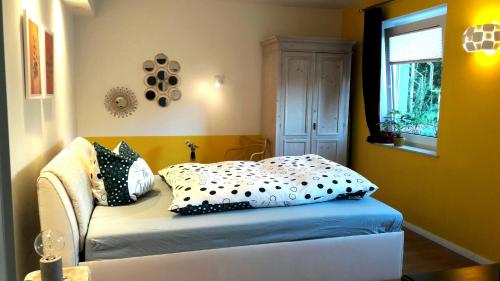 巴特萨尔茨乌夫伦Unterkunft KIKI的一间卧室配有一张带黑白枕头的床