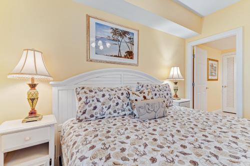 德斯坦Sterling Shores的卧室配有白色的床和两盏灯。