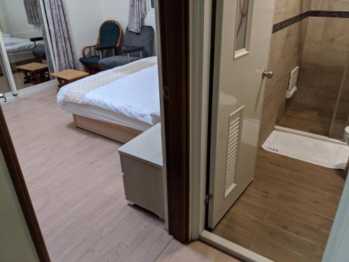 凤林镇云淡风清民宿的一间卧室设有一扇门,可通往一间带一张床的卧室