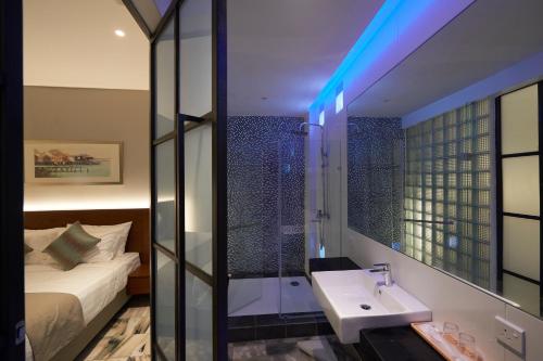 乔治市Macalister Terraces Hotel的一间带水槽和床的浴室
