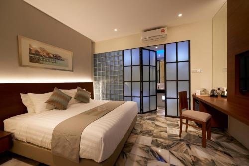 乔治市Macalister Terraces Hotel的一间卧室配有一张床和一张书桌