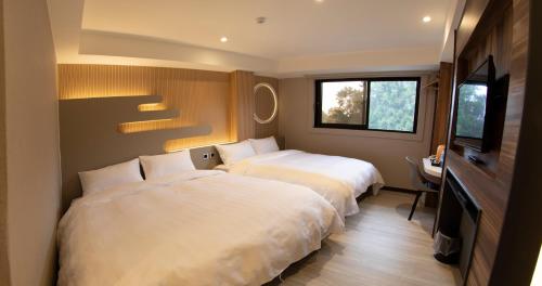 中正阿里山神木宾馆 的酒店客房设有两张床和电视。