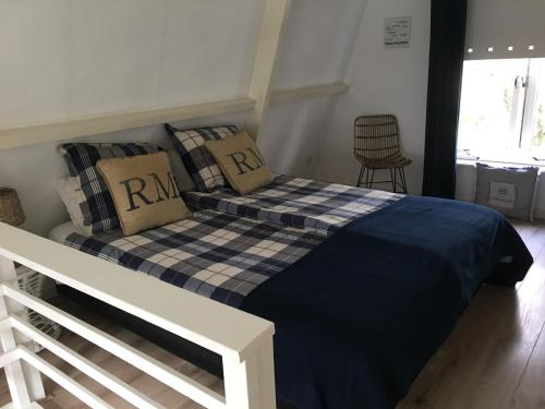 赞德沃特萨玛豪斯赞德沃特山林小屋的卧室内的一张带两个枕头的床