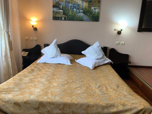 德瓦Motel Restaurant Lowe的一间卧室配有一张带两个枕头的床