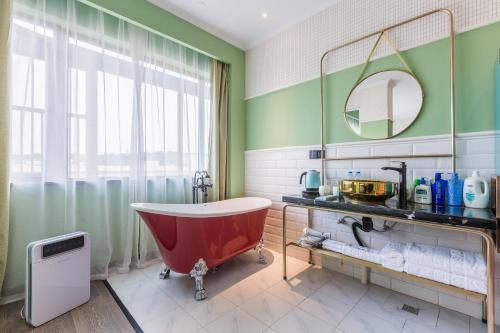 杭州浙大圆正兰社酒店的一间带大浴缸和水槽的浴室