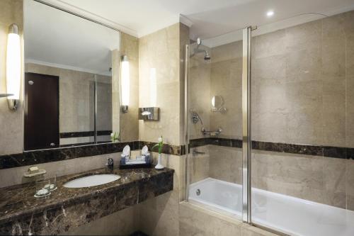 麦地那瑞享酒店的一间浴室