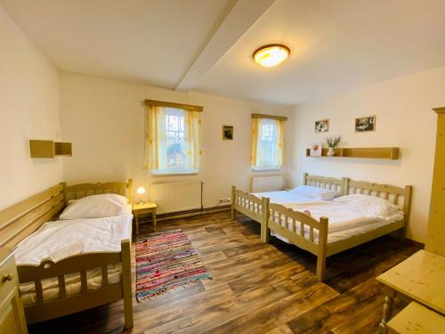 布布拉瓦斯维克餐厅酒店的一间带两张床的卧室和地毯